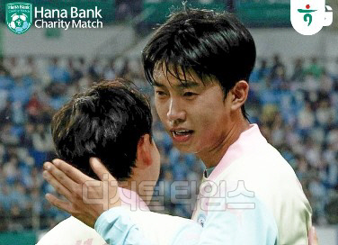 하나은행 자선축구대회 경기 중 가수 임영웅 모습. [하나은행 SNS 갈무리]